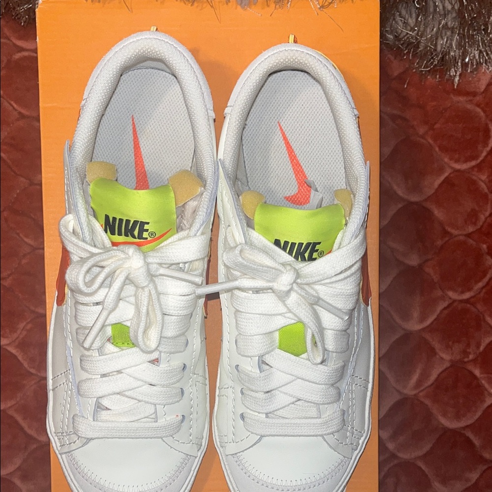 Nike Women’s blazers 77 Low-Top Sneakers with Neon Green Tongue - Picture 5 of 6